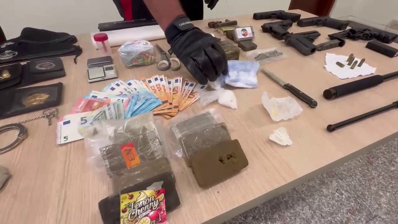 Droga, armi e falsi distintivi: arrestato un 23...