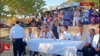 Balıkesir'de yüz yıllık düğün geleneği, para verip damada tokat atıyorlar