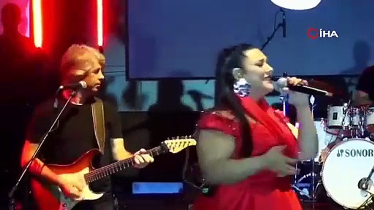 Ünlü sanatçı Tuğçe Kandemir sahneye çıkarken yere düştü