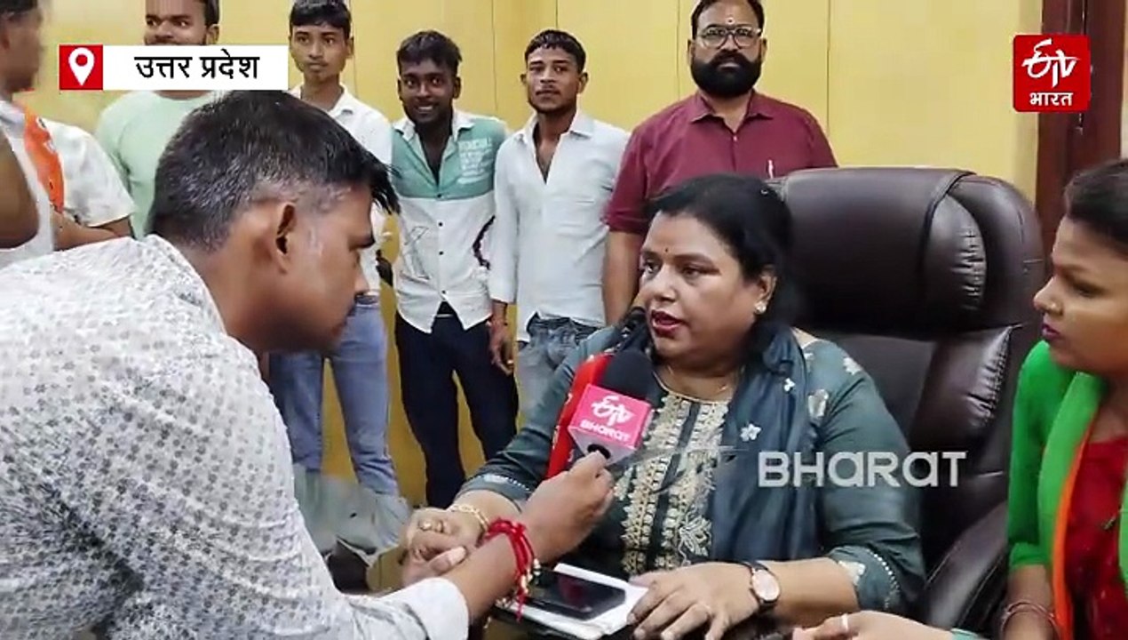 VIDEO : कांग्रेस कार्यालय पर भाजपा महिला मोर्चा का हल्ला बोल; तोड़फोड़, पोस्टर पर बरसाए डंडे, फेंके टमाटर, राहुल गांधी के खिलाफ नारेबाजी