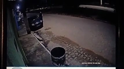 Câmeras de segurança flagraram conflito entre mulher e motoboy