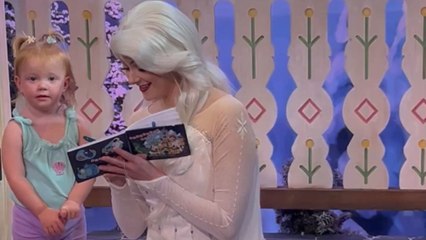 Little girl meets Elsa and sings 'Let It Go' for her