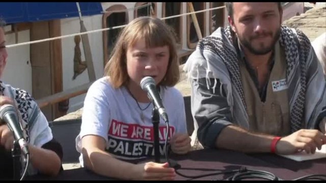 Greta Thunberg a Barcellona guida la Flotilla per Gaza: Romperemo il blocco illegale