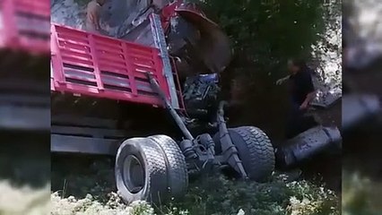 Freni boşalan kamyon şarampole uçtu:1 ölü