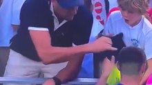 US Open 2025 - Quand un homme d'affaires arrache la casquette offerte par Kamil Majchrzak à un jeune fan...