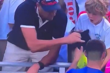 US Open 2025 - Quand un homme d'affaires arrache la casquette offerte par Kamil Majchrzak à un jeune fan...
