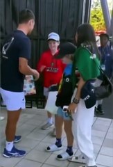 Video: ¡Se justificó! Tenista regaló su gorra a un niño y un empresario se la robó