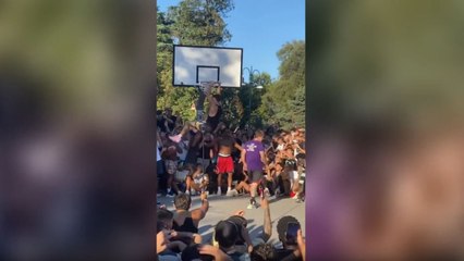 Lo youtuber Matt Kiapitis sfida il pubblico a basket 1 contro 1: la folla oceanica a Milano per l'influencer-cestista