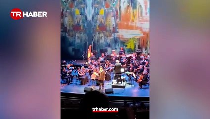 İsrailli sanatçı rencide oldu! Filistin destekçileri Siyoniste izin vermedi: Kırmızı boya fırlatıldı!