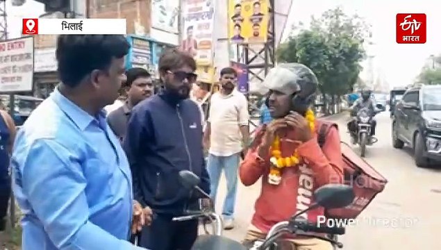 भिलाई में हेलमेट पहनने वालों का सम्मान, नहीं पहनने पर भी माला पहनाकर समझाइश, 'नो हेलमेट, नो पेट्रोल' अभियान भी शुरू