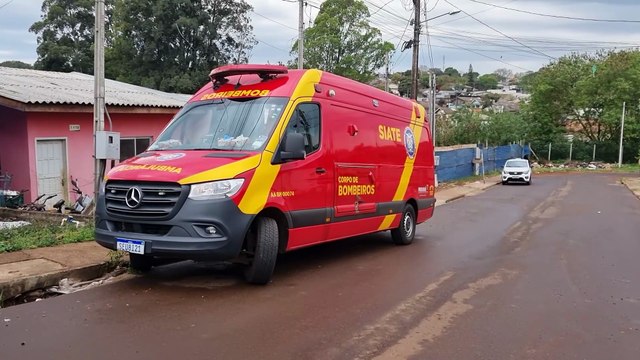 Idoso bate a cabeça após cair de telhado no Conjunto Abelha em Cascavel