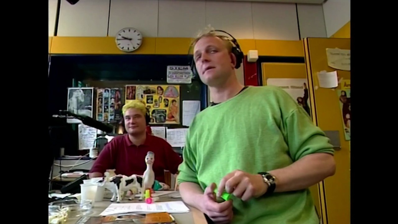 KLIP | Jan Gintberg synger Adressen i Tæskeholdet | 1997 | DRTV