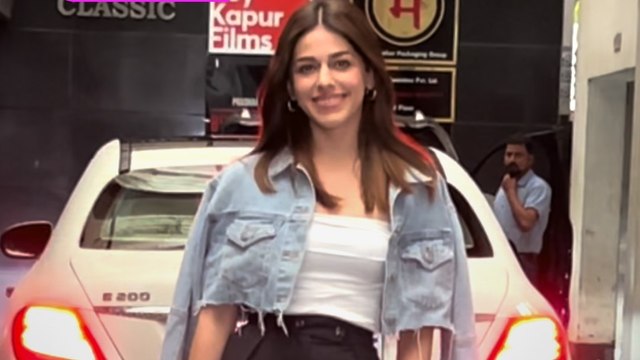 स्टाइलिश लुक में स्पॉट हुईं Alaya F