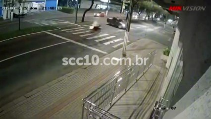 Motociclista 'pega carona' em carroceria após acidente em cidade de SC