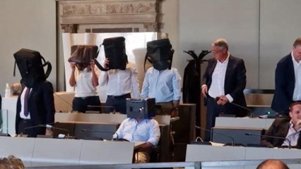 Firenze, la protesta del centrodesta in Consiglio Comunale contro il «cubo nero»: zaini in testa e poi via dall'aula