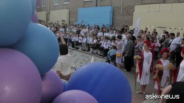 Ucraina, gli studenti di Irpin tornano a scuola, tra campane e bandiere nazionali