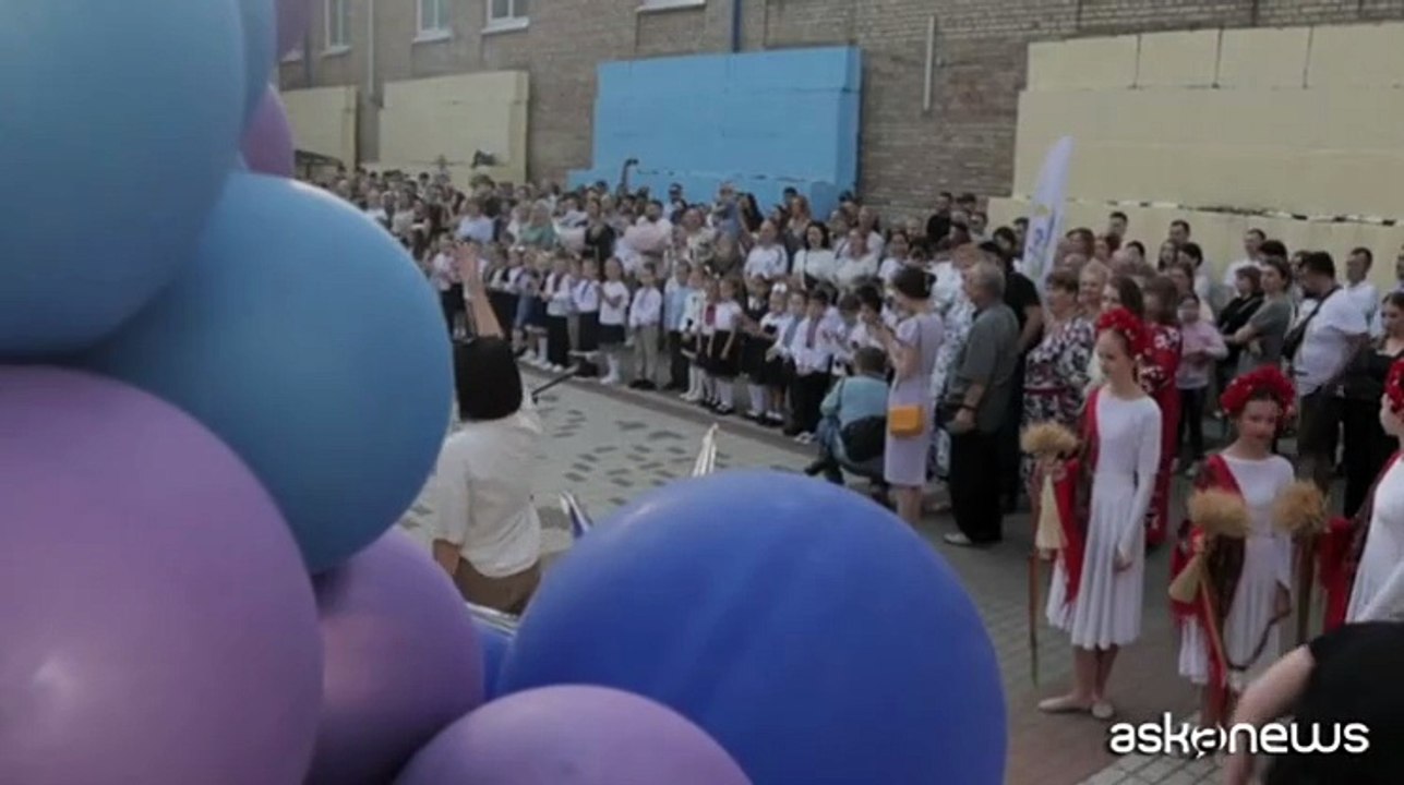 Ucraina, gli studenti di Irpin tornano a scuola, tra campane e bandiere nazionali