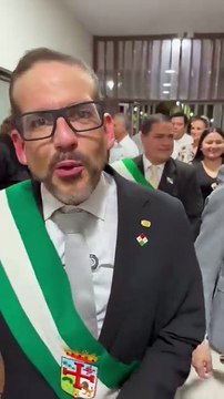 Luis Fernando Camacho recibe las llaves de Montero