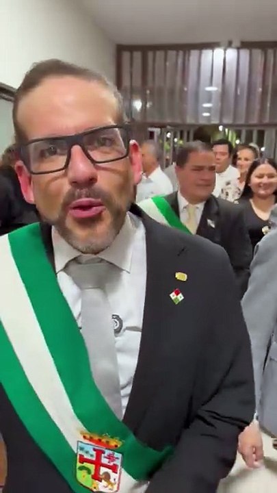 Luis Fernando Camacho recibe las llaves de Montero
