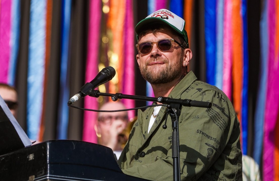 Damon albarn führt gorillaz-gesang auf drogen zurück