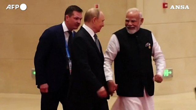 Cina, vertice Sco 2025: Putin e Modi camminano tenendosi per mano