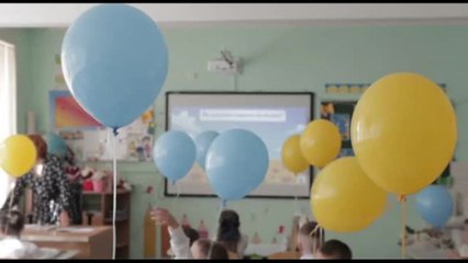 Studenti ucraini tornano a scuola, tra campane e bandiere nazionali