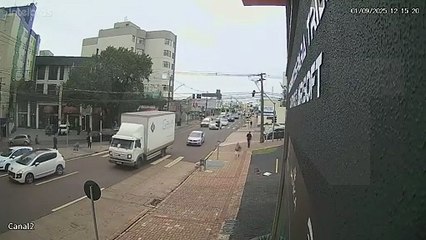 Motociclista cai após colisão traseira no Centro de Cascavel