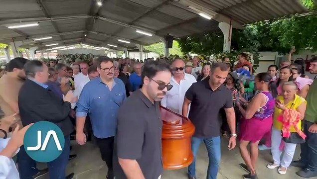 Em cortejo emocionante, Arapiraca se despede do professor Moacir Teófilo, ícone da Educação em Alagoas