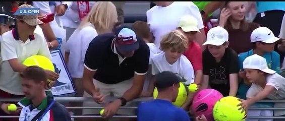 Empresario que le roba una gorra a un niño