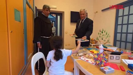 Una mamma di Gaza a Tajani: «Vogliamo restare qui». Il ministro: «Faremo di tutto per integrarli»