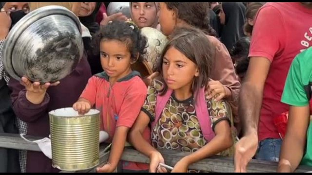 Gaza, la coda per un pasto caldo, l'unico della giornata