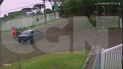 Que perigo! Câmera flagra moto pegando fogo após colisão