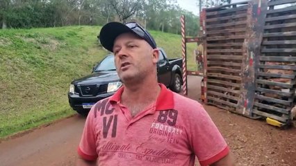 Morador pede redutor de velocidade em local que caminhão carregado com toras tombou