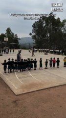 Cette petite fille est intégrée avec les élèves de cette école maternelle