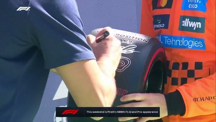 Julio Ricardo Cruz, el encargado de entregarle a Piastri el trofeo de la pole