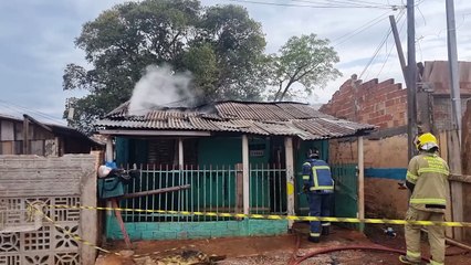 Incêndio destrói residência no Cascavel Velho