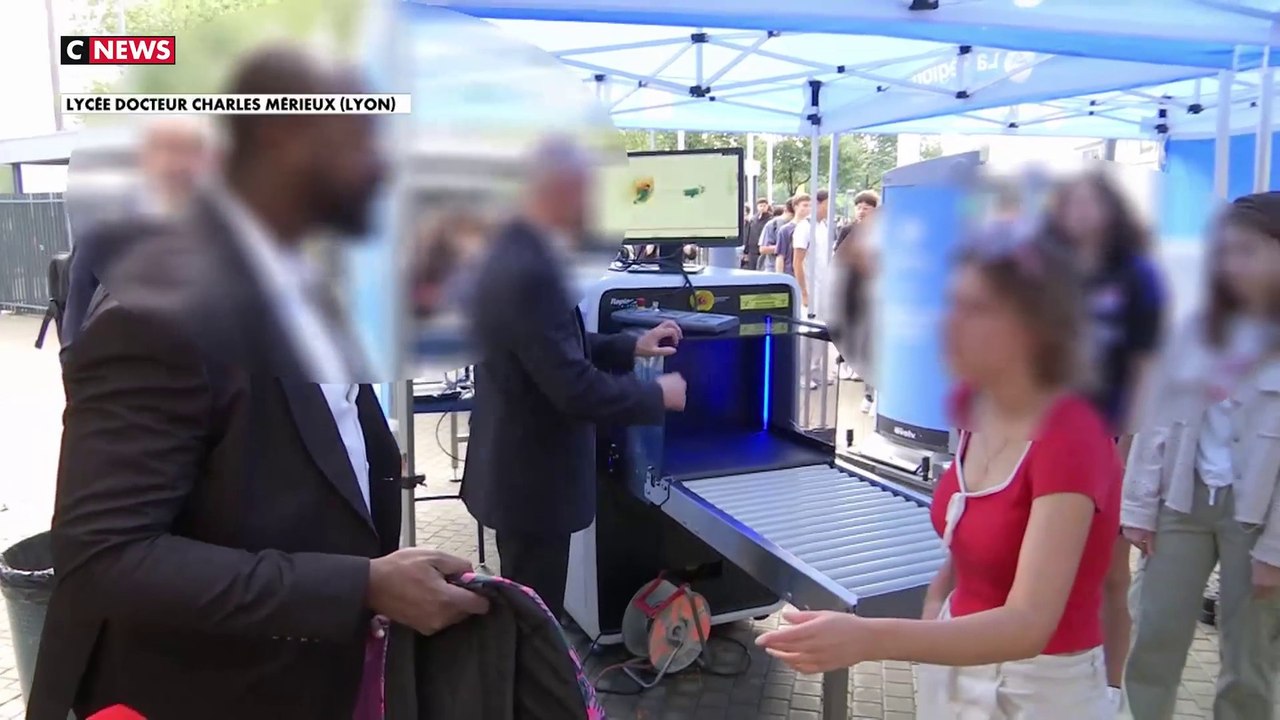 Lyon : des scanners de sécurité à l'entrée d'un établissement
