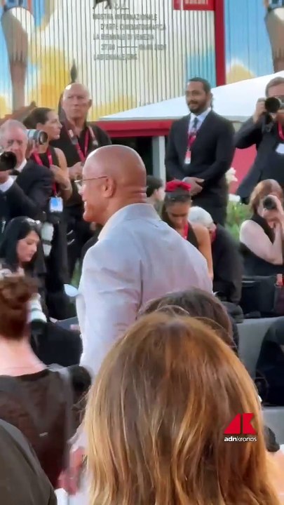 Red carpet da star: The Rock ed Emily Blunt conquistano Venezia