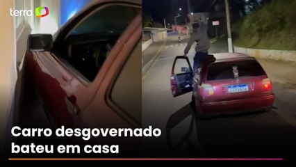 Motorista sobe em teto de carro em movimento e veículo bate em casa no interior de SP