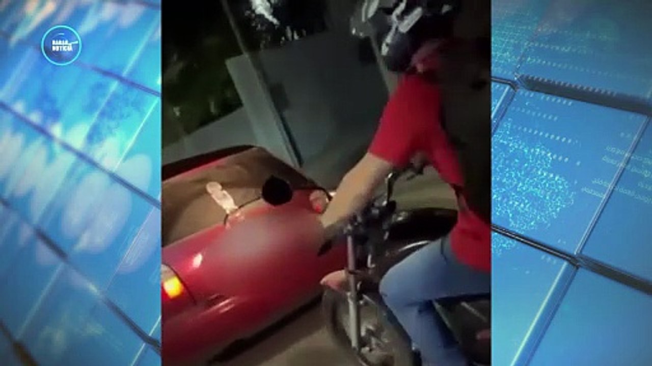 Motorista tenta subir em carro em movimento, cai e veículo invade casa
