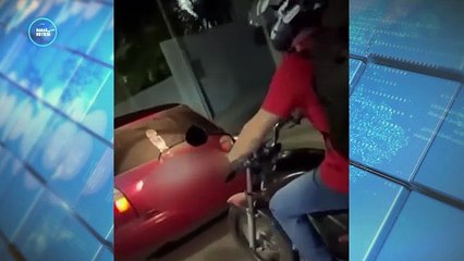 Motorista tenta subir em carro em movimento, cai e veículo invade casa