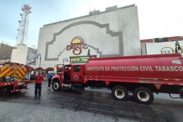 Fuerte incendio consume tienda departamental en Villahermosa, Tabasco | VIDEO