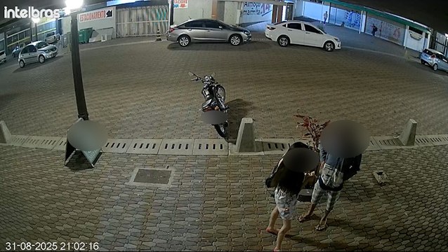 Mulher é flagrada por câmeras de segurança realizando tráfico de drogas no Centro de Cascavel