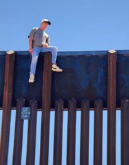 Influencer escala muro fronterizo