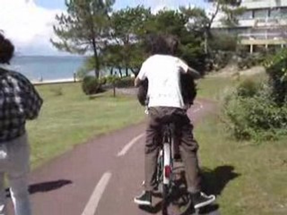 Carl sur un vélo