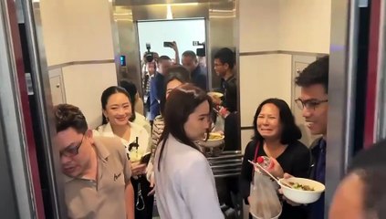 "แพทองธาร" เข้าพรรคเพื่อไทย ยิ้มให้สื่อ ก่อนประชุม สส. ช่วงบ่าย (มีคลิป)