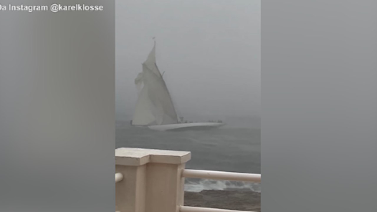 Il vento spezza l'albero dello storico veliero Tuiga: il video dell'incidente a Minorca