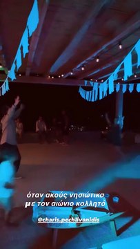 Δανάη Μπάρκα: Το γλέντι μετά τη βάφτιση τη βρήκε να χορεύει νησιώτικα ξυπόλυτη!