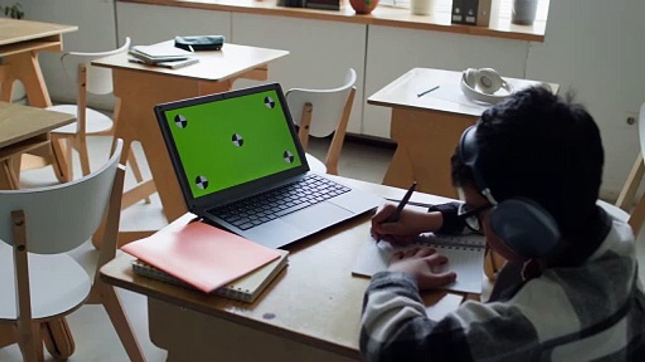 0_Student_Classroom_1280x720
