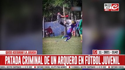 Arquero voló y le aplica tremenda patada criminal a jugador rival